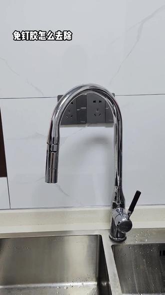 去除免钉胶我只用了三样工具,就是有点费手,就这一个我都花了两小时,以后没有把握好位置千万别上墙。#免钉胶怎么去除