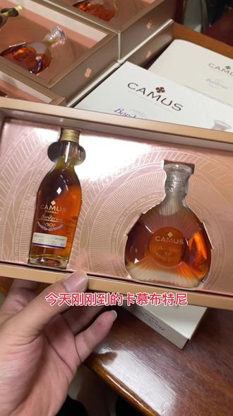 卡慕布特妮小酒版礼盒
非常漂亮的一款组合小酒版#洋酒 #酒版 #卡慕