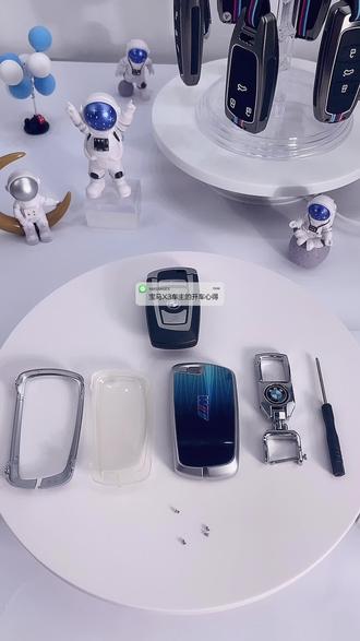 #宝马x3 开X3感觉不如森林人稳
年初的时候森林人换了国产x3,作为车主点评一下这两款车。 动力方面,x3直接提升了4个档次,方向盘指向非常精准,行云流水的加速比森林人好太多,虽然伴随着油耗的增加,但是真的爽啊,动力随踩随有,反观森林人急加速的时候就像踩在棉花上。 隔音完爆森林人,森林人前挡附近风燥很大,高速100迈的时候,车内沟通需要靠吼。宝马则至少安逸3个档次。 内饰方面见仁见智,宝马很有高档感,更多的舒适配置,后排的独立空调,carplay非常方便,不过空间方面,x3的后排腿部空间还不如斯巴鲁大保养起来更方便,宝马可以一万公里一次,比起其它品牌的五千公里一保,会比较节省时间和精力。 再说一些缺点,x3雨刷器喷水的时候严重影响行车安全,一喷什么也看不到了。 宝马x3悬挂比较硬,坐姿也较高,路上的轻微颠簸都会严重影响车身姿态导致驾驶信心不足斯巴鲁不管在铺装道路还是颠簸的土路,通过起来都显得游刃有余,能提供给你非常大的驾驶信心。 总结一下,抛开将近一倍的落地价来看,斯巴鲁依然有过人之处,驾驶森林人时所感到的安心是宝马没有给到我的,北美品牌忠诚度第一名果然名不虚传!