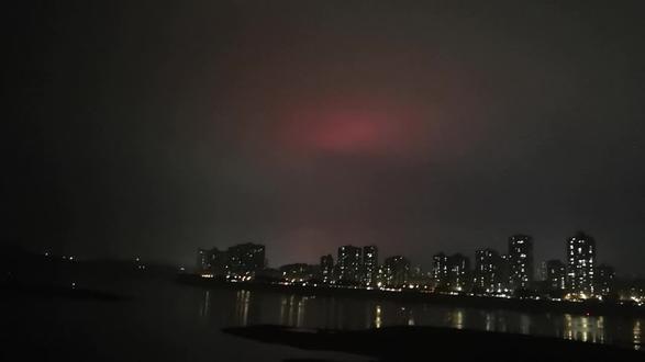 前些天抖音上刷到某地傍晚天空红云一片,看各位大神评论甚是茫然。今有幸验证民谚有:“朝红风,晚红雨”,意思是说,早上见红霞,乃大风先兆;傍晚有红云,则大雨将至。