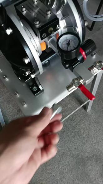 专业的事交给专业的人 #让技术更有价值 油泵#值得信赖的品质 气动隔膜泵#气动喷漆枪安装调试视频