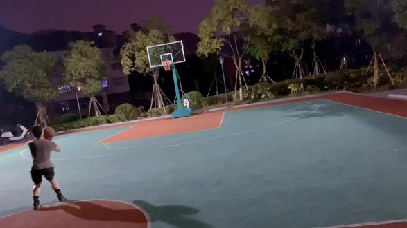 篮球变形了,鞋气垫也爆了。。