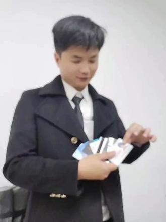 #成熟男人标志 顺着年龄的增长,卡的数量也在不断增长,一个成熟男人的标志就是包里面几十张卡