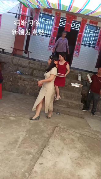 坝坝宴 新娘子发喜烟,每个吃饭的亲朋好友都给新娘子喜钱,不管钱多钱少,图的是喜庆吉利,祝福新婚快乐