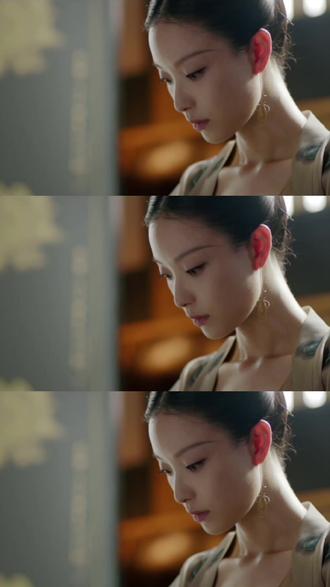 分享一部很喜欢的剧
“那是千山万水的近,和近在咫尺的远。”
如凤知微所说,靡不有初鲜克有终。不管是无奈嫁给赫连铮,还是失忆嫁给安王,她从始至终想嫁的人只有宁弈。保身远嫁金狮告别时眷恋他掌心的温度,疯迷时以为自己真的嫁给了宁弈,她应该后悔过很多次当初取消婚约没能成为楚王妃,她也想做他的季布一诺啊,可他们之间横亘了太多血淋淋的生命。
宁弈有多爱凤知微呢?说是一颗棋子,心却一直被这颗棋子牵着,护她周全教她成长。他也怨他是个皇子啊,看着她两次嫁与他人。他甚至无法描述与她的过从了,即使一世为怨偶,也想把她留在身边。
他们一直在告别,一直在重逢,也一直深爱着对方,他还是那个小裁缝,她也还是他的小狸猫。
倘若他们真的是没用的王爷和笨丫头,该有多好。
#天盛长歌 #倪妮 #一起追剧 #好剧推荐