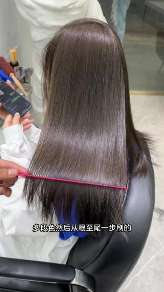 参考配方:8.0+0.11+0.88+0.66
比例封面有,配方解析,8.0最大化还原基底使其不重。0.11增加雾化感。0.88结合8.0里面的黄呈现冷青感受。0.66抵消因0.88带来的过青现象,同时抵消出脏感雾化感#染发教程 #李东旭色彩 #显白颜色 #李东旭色彩教育 #生活微潮色
