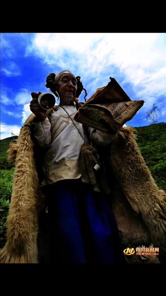 毕魔有自己的经书和法器,通过念诵经文替人祈祷,祭祀。以求得人丁安康,五谷风登,六畜兴旺,也是彝族宗教和信仰的代表人物,毕魔文化博大精深 #彝族毕魔