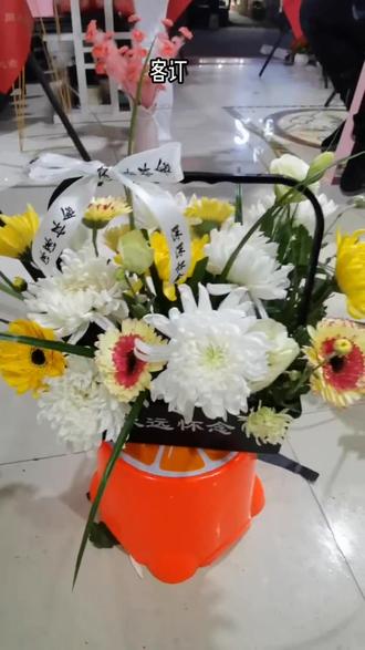 逝者女儿远在上海,明天是她妈妈五七,微信为妈妈订了两个花篮 一束手捧花#愿您在天堂一切安好 #缅怀逝者 #店内实拍视频