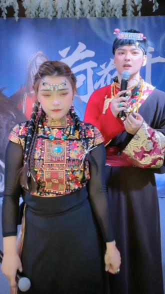 一首《阿爸阿妈》感动全场,伏老师有这几个优秀的孩子就是对某人最好的回应,只有自己把全家福做强,做大就足够了!#直播录屏分享 #美好时光留住美好的回忆 #音乐点亮生活 @伏今非 @@彝族阿依嫫 新歌(荷花开)