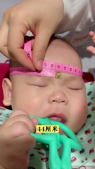 在家自己给孩子量头围,这个方法就算小孩哭闹也很快就量好了~#人类幼崽成长记 #育儿经验分享