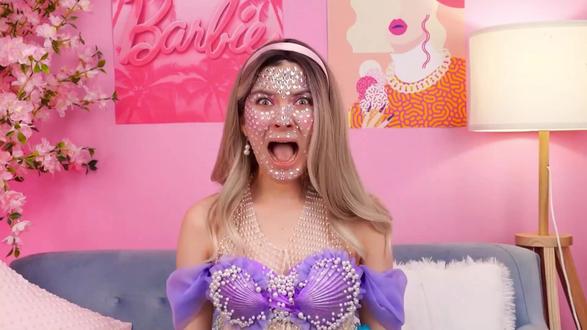 小红姐姐居然想化妆成美人鱼的样子?#奇趣 #美妆博主 #化妆挑战 #外国人真会玩