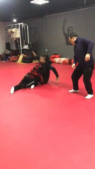 济南谭氏摔跤非遗传承人谭强传授学生中国跤跪腿摔德和勒!