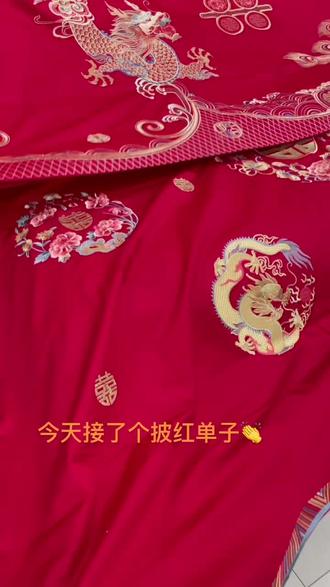 白事披红是表彰孝顺的儿女、儿媳….由村干部、孝子的舅舅,或者有身份的长辈,给表现好的孝子披红,作为褒奖。这是一种殊荣,是大家对孝子孝心的赞赏和认可还是对传统美德传承的表扬、给孝子披红前,一般会提前叫来老者组织商议!