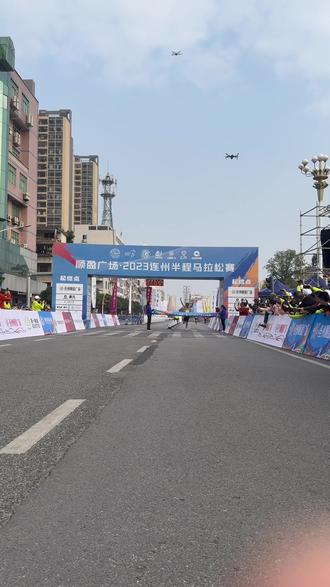连州半马21公里第一个运动员冲刺时间1小时10分58秒#马拉松