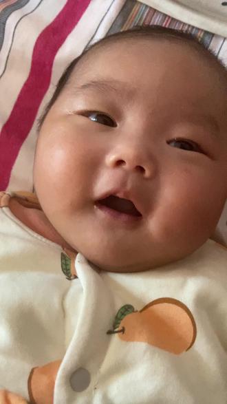 现在小暖宝跟爸爸交流完全没障碍了叫小胖子就皱眉头喊小美女就开心了