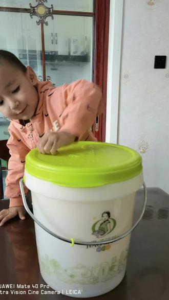 🍹㊙️大蒜酵素配方:半斤姜+一斤大蒜+2个🍎+1个🍋=2斤半,1斤半白砂糖+6升水,发酵7天。💞 💞 帮助脑梗病人疏通血管
大蒜酵素促进新陈代谢,降低胆固醇和甘油三酯的含量,并有降血压、降血糖的作用,故对高血压、高血脂、动脉硬化、糖尿病等有一定疗效。 🌸在肝癌、肾癌、皮肤癌、食道癌、胃癌、结肠癌、膀胱癌、乳癌、子宫颈癌、血癌、肺癌、摄护腺癌等方面均获致良好的抑制癌化的效果
🌸大蒜酵素外用外用可促进皮肤血液循环,去除皮肤的老化角质层,软化皮肤并增强其弹性,还可防日晒、防黑色素沉积,去色斑增白