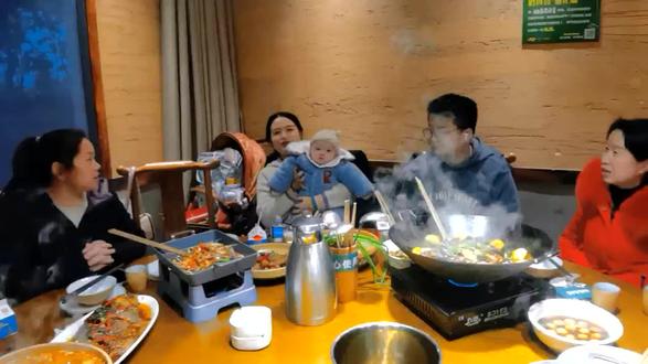 哼宝的开荤仪式:
吃口香葱,聪聪明明。
吃口大蒜,能说会算。
吃口鸡爪,抓钱一把一把。
吃口大虾,成为名家。
吃口豆腐,多寿多福。
吃口青菜,逍遥又自在。
吃口红烧肉,健康又长寿。
吃口鱼头,吃穿不愁。
吃口鱼尾,顺风又顺水
喝口小酒,长长久久。
吃口米饭,腰缠万贯。