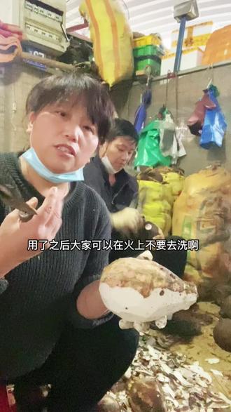 温馨提示一下喜欢吃香芋的你、要带好手套再削皮 、因为它会刺激到你皮肤痒#看完视频有妙招#家乡特产