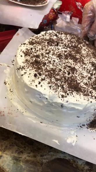思考如何把巧克力屑撒在蛋糕侧面🍰后来成品还不错其实!