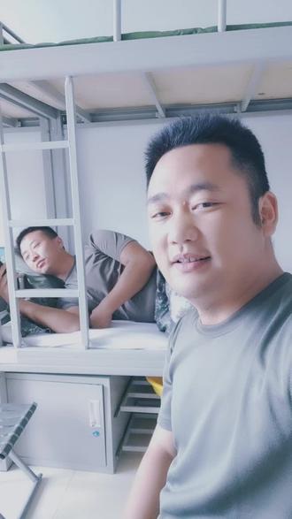 你们看这个人,就这个人,能的很能的很,他嫂子尿尿他都能喝三碗。😃😃😃