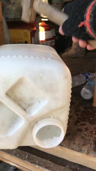 零下二、三十度:桶装水全结冰;瓶装水要用刀剁开才能用,苹果、洗洁精、牙膏都冻硬,车厢内到处挂冰!