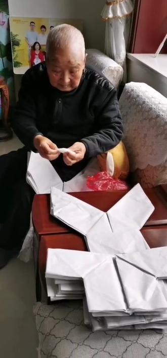 老爸老妈一丝不苟的给天国的先人制作寒衣