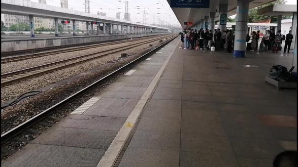 车站工作人员请注意:由上海南开往海口方向的k511次列车开过来停靠1站台1道,请请做好接车准备。