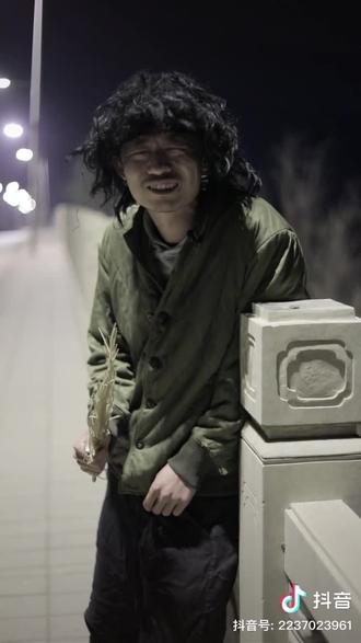 即使我臭名昭著又何曾伤你半分纵使我穷困潦倒我又何时对你吝啬半分