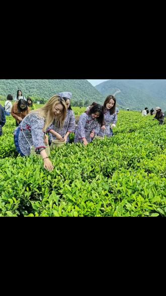 上联:巭孬嫑勥烎,下联:孬夯甮奣奀。