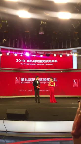人民日报1号演播厅,主持人认识吗?