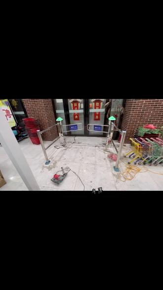 超市防盗门,超市感应门,声磁解码器(消磁器),现场安装。#源头实力厂家 #工厂实拍视频 #施工现场实拍 #现场实拍 #防盗门 感应门