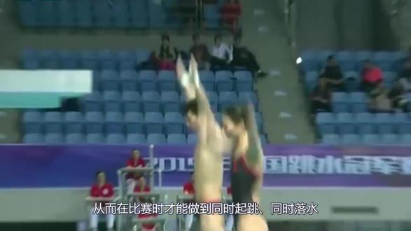 男女双人跳水尴尬一幕,一人才刚起跳,回头一看队友已经砸进水里