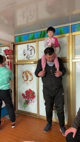 当年全村人都看不起我家 就是因为我们家女孩子多 现在全村都羡慕我们家 还是因为女孩多#裴家五千金 #回外婆家的小孩 #回村的孩子接地气了 #世间最珍贵莫过于亲情 #这么多身份只有爸妈的女儿最好当