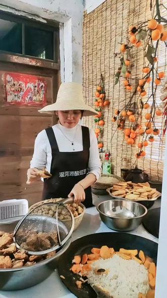 草莓是什么季节吃 edae40984f6e42f295d9866be3641339~tplv-dy-resize-origshort-autoq-75:330.jpeg?x-expires=1985284800&x-signature=RBCvC3zYSG6jrWxvnfG9ZZRYBzw%3D&from=3213915784&s=PackSourceEnum_AWEME_DETAIL&se=false&sc=cover&biz_tag=pcweb_cover&l=021669925482445fdbddc0300010058dc41b6166000003d2cf234