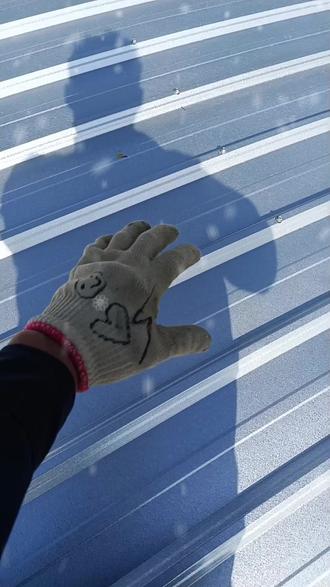 "难过就蹲下来,摸摸自己的影子,轻轻的地说:对不起啊,跟着我这么多年