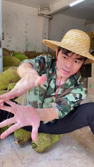 今天教大家一个小妙招,轻松去除手上的#菠萝蜜 果胶~#菠萝蜜熟了 #优质农产品 #家乡特产