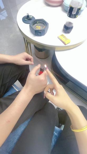 用美甲点烟 做成功男人