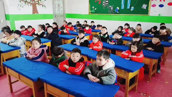 每个星期的速成换座位法,最多给一分钟时间 为了对待每位孩子的公平公正 我们是一个星期调一次座位 先前后调换 然后再左右调换#调座位#快乐学习快乐成长 #热爱工作热爱生活