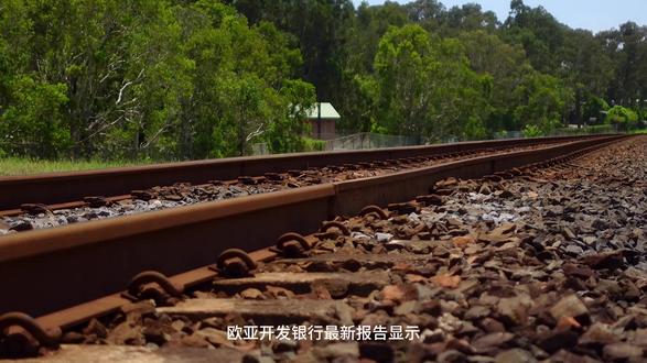 欧亚开发银行最新报告显示,中国已成为中亚地区交通基础设施建设的核心投资方。预计到2035年,中国与中亚跨境交通项目需投入资金达90亿美元。目前12个重点项目中,中吉乌铁路最受瞩目。
这条全长523公里的铁路于2024年底在吉尔吉斯斯坦开工,总投资47亿美元,其中半数资金来自中国优惠贷款。铁路起自中国喀什,经吉尔吉斯斯坦抵达乌兹别克斯坦安集延,年货运量将达1500万吨,将首次建立中国与吉、乌两国的直达铁路连接。
哈萨克斯坦作为先行者,在中亚对华跨境基建投资中占比37%。重点工程包括多斯特克-莫因特铁路改造、阿亚古兹-巴赫特铁路线及第三个中哈边境口岸。
这些项目将显著提升区域物流效率,强化中亚作为欧亚大陆枢纽的地位,为"一带一路"倡议注入新动能。随着2025年关键节点临近,中亚正在成为连接东西方贸易的新兴战略通道。 #一带一路 #中亚合作 #基建投资