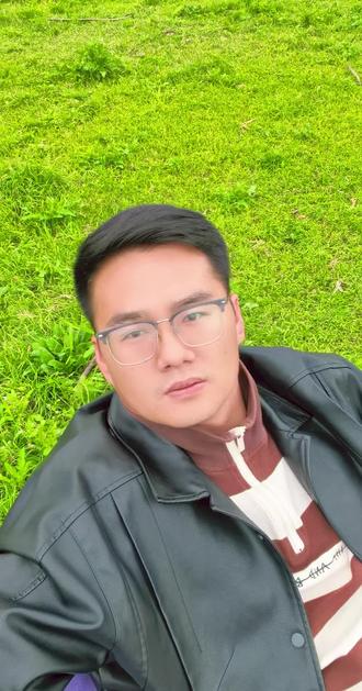 春风更比帝王骚,掀起柳裙空中飘。
刚刚吻过杏花唇,转身有包桃花腰。#李白#诗歌#十里画廊