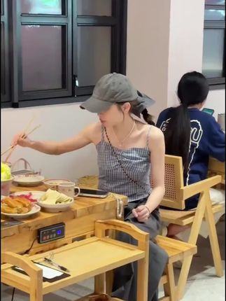 日式辣妹风网红秋季设计感格子不规则显瘦吊带背心防晒衫时尚套装#时尚套装#日式辣妹装#显瘦吊带背心套装#设计感穿搭#不规则上衣