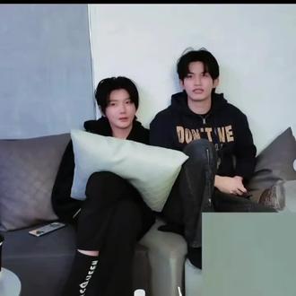 不敢看的爸和偷着看的妈#樊霄 #游书朗