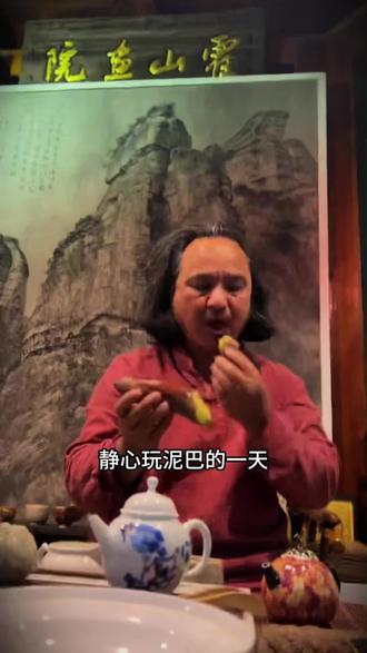 看看茶器,看窗外花开满枝,心里也跟着踏实,不追喧嚣,把平凡的日子,过成你喜欢的样子。#柴手造 #景德镇 #茶器 #记录骆振艺的艺术生活 #霍山书画院