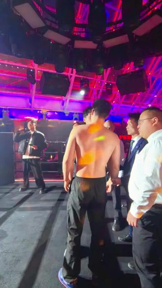 来 第一视角看地下拳赛 喜欢的朋友来个一键三连吧。带大家第一视角观看地下拳赛哦#拳击 #拳击比赛 #二麻酒馆 #339