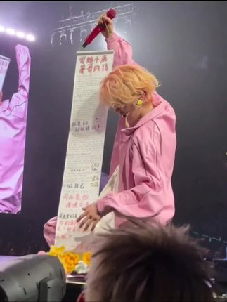 本来亲手做的信封花就已经让我很开心了 信封拉出来的那一刻直接感动哭了..#惊喜 #信封花束#鹿晗