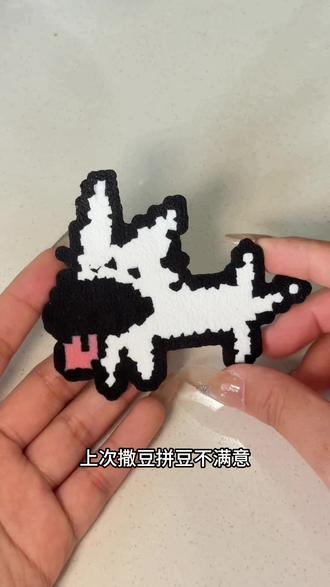 啊?邪修拼豆进化成这样了吗?🤨在网上看到@Marrrk 老师画的樱花树,太漂亮了,立马用拼豆撒了一幅,湖水的颜色在深一些就好了。
我是拿画比着颜色挑的豆子。创意来源@冬连绵
#当拼豆遇上春天 #我在抖音玩拼豆 #手工 #拼豆 #春天
