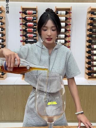 一箱六大瓶才只要99,还支持试喝一瓶,快进我直播间