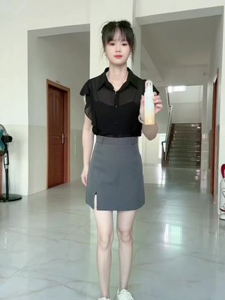 往后的天气离不开防晒,要不然晒黑不溜秋的,特别的水润清爽,出门携带一瓶放包里随时随地喷防水 防汗还防晒一整天,夏天防晒用起来 #防晒喷雾出门必备 #夏日必备 #夏天来啦