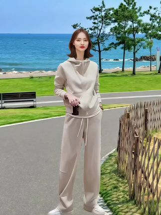 慵懒风休闲运动套装女2025秋季新款连帽卫衣阔腿裤两件套#当你坚持姐很贵的穿搭理念#大学生快速穿搭 #轻松拿捏酷飒感的拽姐穿搭#早秋穿搭三分钟出门不是梦#拿捏秋冬叠穿公式