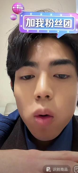 纳迪尔说今天公主穿上了他买的情侣鞋,可开心啦😍,还说昨天的直播公主有给他们 Money,他说不要,但是公主硬要给,说公主是非常好的人#盈公主#盈公主和纳迪尔#纳迪尔#姐弟恋#盈公主新男友